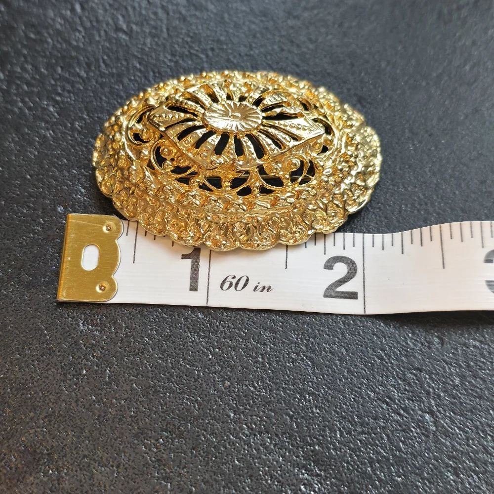 Vintage Oval Gold tone brooch